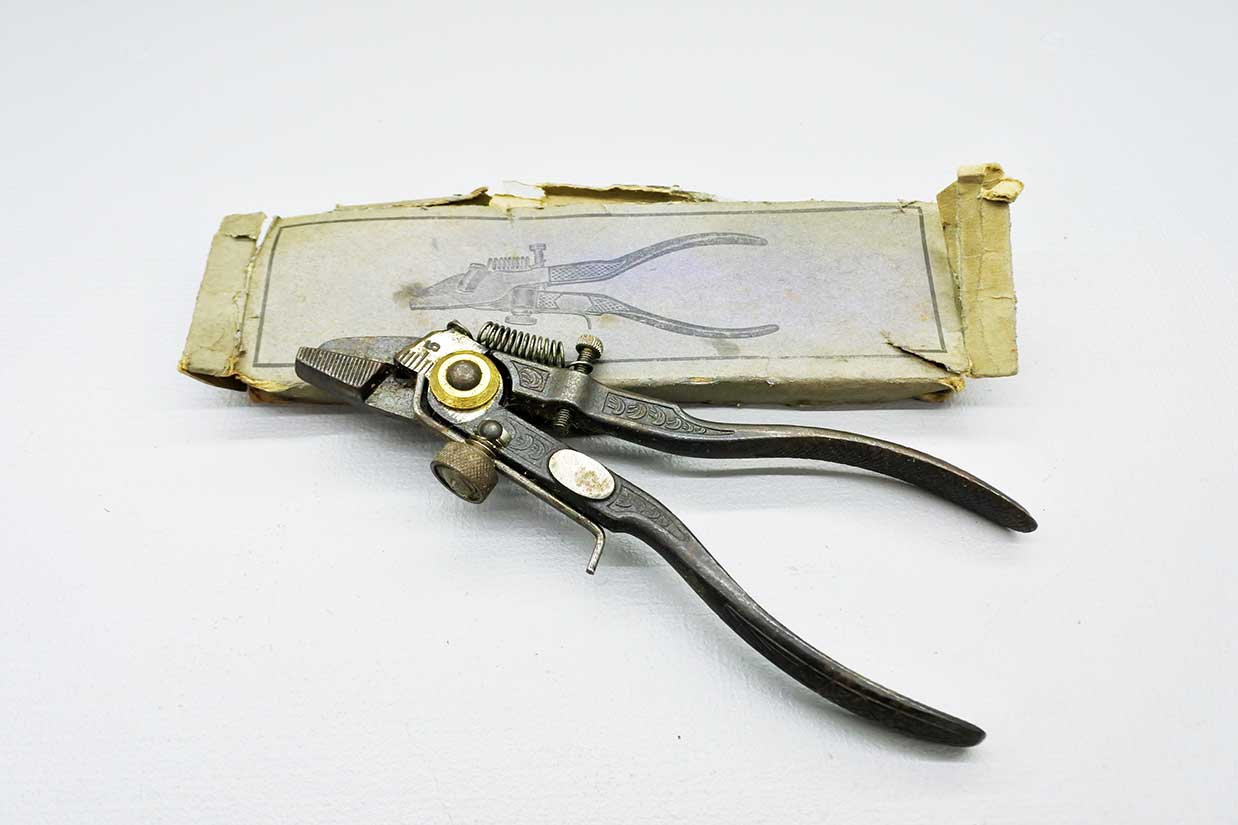 Very Ornate Sawset which Looks Unused