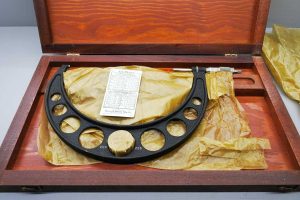 Brown & Sharpe USA 200-225 Micrometer