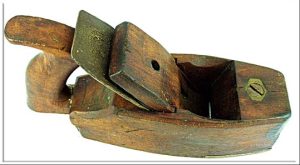 Timber Handle Smoothing Plane, Part Steel Sole, Small Chip In Mouth, Needs Some Tlc.