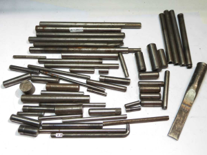 Assorted lathe/engineering measuring rods, tooling and round bar