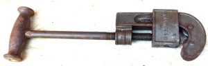 Walworth Pipe Cutter, Looks Like Split In Steel But Very Solid, Cuttes Are Good.