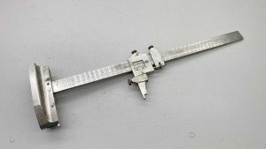 Brown & Sharpe No 570 Height Gauge With Holder In Good Condition