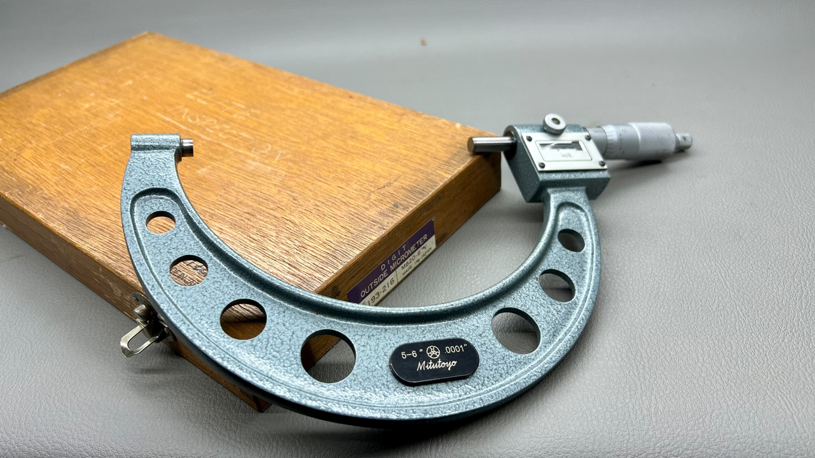 Mitutoyo 193-216 M820 5-6" Digital Outside Micrometer - Image 3
