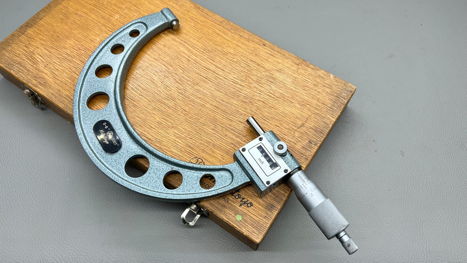 Mitutoyo 193-216 M820 5-6" Digital Outside Micrometer - Image 2