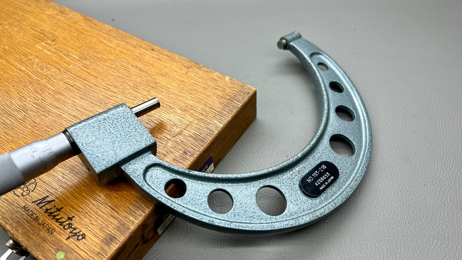 Mitutoyo 193-216 M820 5-6" Digital Outside Micrometer - Image 4