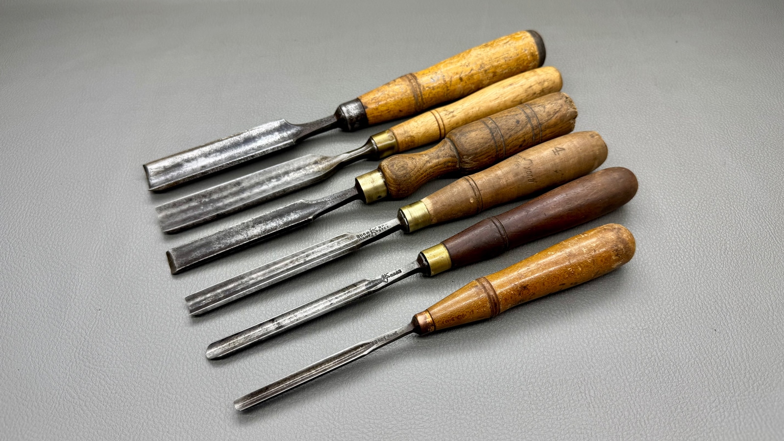 Set Of Six Gouge Chisels Mixed Maker Sizes 25mm * 22mm * 16mm * 12mm * 8mm & 6mm